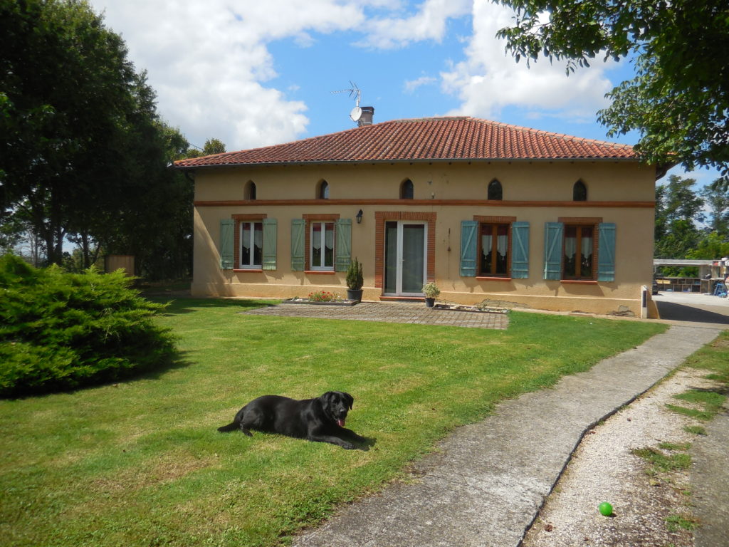 Façade maison Cabane Perchée Chambre d'Hôtes Insolite Monès 31370 Haute Garonne