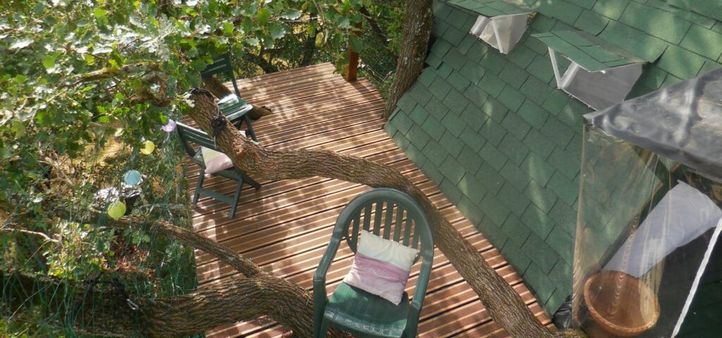 Vue sur la terrasse de La Cabane Insolite